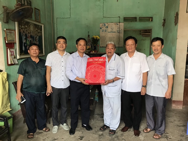 Phó Chủ tịch Thường trực UBND, Ủy ban MTTQ tỉnh thăm, tặng quà Thương, bệnh binh trên địa bàn...